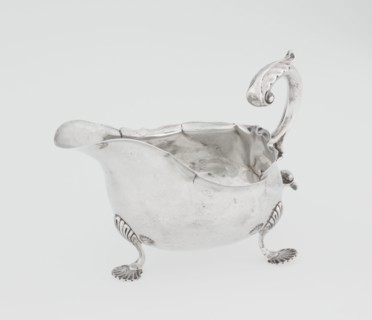 Sauce boat, by Henry Matthews fl. 1893–ca. 1930, goldsmith; hemispherical silver sauce boat with an