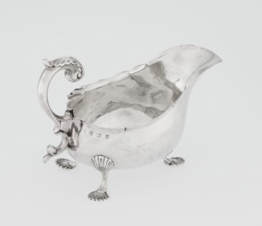 Sauce boat, by Henry Matthews fl. 1893–ca. 1930, hemispherical silver sauce boat with an elongated