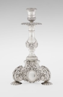 Single-candle candlestick, neo-Baroque style, silver, supported on three shells and a three-sided
