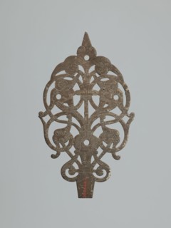 Hinge end for a chest;, Fittings, hinge end from a pair, in the form of an openwork rounded plaque