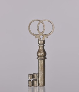 Padlock key, 19th century, Poland; locksmithing; height 10.3 cm, width 4 cm, A metallic key