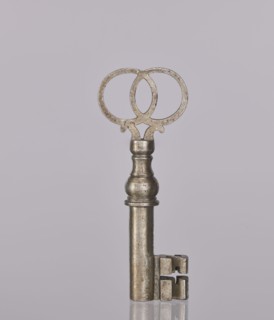 Padlock key, 19th century, Poland; locksmithing; height 10.3 cm, width 4 cm, A metal key stands