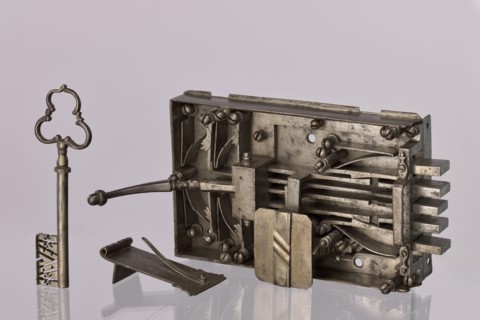 Gate lock. Double-bolt gate lock with key No. 52. Uncapped, with pull handle. Housed in a