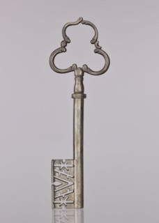 Gate key, locksmithing. Key with a tubular shaft, separated from the semi-ovoidal node by a flat