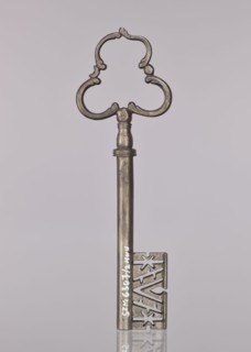 Gate key, locksmithing. Key with a tubular shaft, separated from the semi-ovoidal node by a flat
