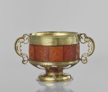 Platter with amber plates, cylindrical platter on a slightly arched circular foot with oval cutouts
