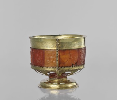 Platter with amber plates, cylindrical platter on a slightly arched circular foot with oval cutouts