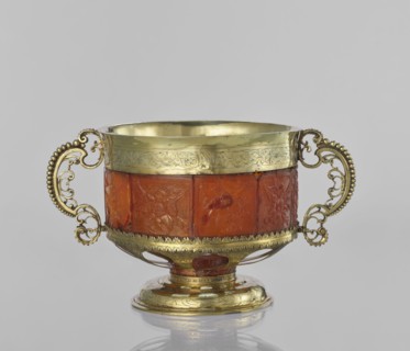 Platter with amber plates;, Cylindrical platter on a slightly arched circular foot with oval