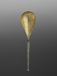 Baroque silver travel spoon with a teardrop-shaped scoop decorated on the reverse with the Korczak
