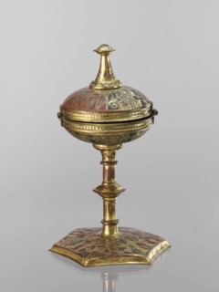 Host ciborium, Copper ciborium on a hexagonal foot, with a smooth shaft with two lacings in the