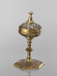 Host ciborium. Copper ciborium on a hexagonal foot, with a smooth shaft with two lacings in the