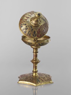 Host ciborium, Copper ciborium on a hexagonal foot, with a smooth shaft with two lacings in the