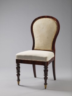 Chair with a padded balloon backrest and a trapezoidal padded seat removable cushion. Front legs