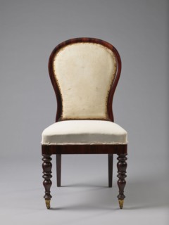 Chair with padded balloon backrest and trapezoidal padded seat removable cushion. Front legs