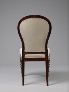 Chair with a padded balloon backrest and a trapezoidal padded seat removable cushion. Front legs