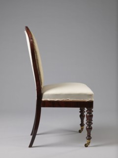 Chair with a padded balloon backrest and a trapezoidal padded seat removable cushion. Front legs