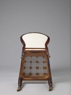 Chair with a padded balloon backrest and a trapezoidal padded seat removable cushion. Front legs