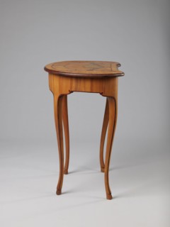 Table, Kidney-shaped auxiliary table supported by four slender, slightly curved S-shaped legs