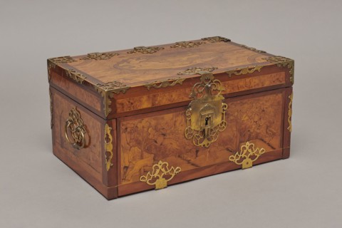 Casket, Repossession provenance. Sleigh, deer, hunters, hounds, riders. Baroque style. Cuboid case