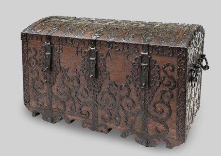 Chest, provenance unknown, Baroque style. Acanthus twig and plant decoration, fantastic figures,