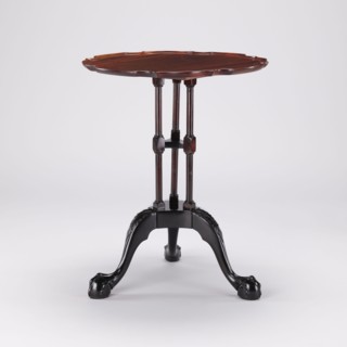 Side table with round top and wavy profiled rim, supported by a shaft of three slender turned