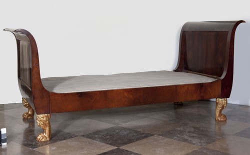 Bed, empire style, animal paws, mahogany, with S-shaped outward-curving pediments of slightly