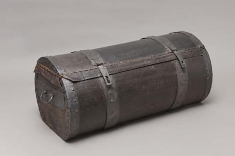 Trunk, A TUBE in the shape of a cylinder truncated at the base, covered with thick leather and