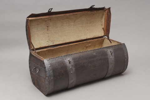 Trunk. A cylindrical-truncated tube covered with thick leather and reinforced with four steel