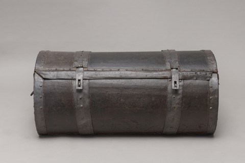 Trunk, A TUBE in the shape of a cylinder truncated at the base, covered with thick leather and
