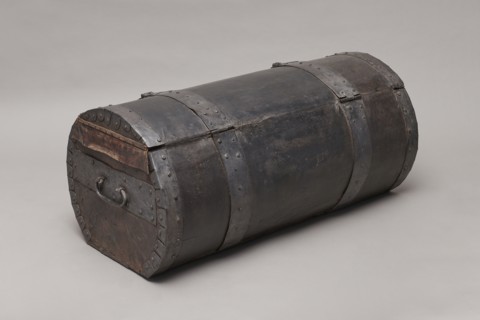 Trunk, deposit, pre-war collection — A TUBE in the shape of a cylinder truncated at the base,