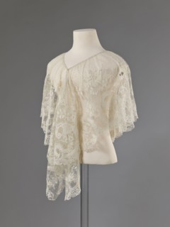 Collar, Lace collar so-called berta with a pattern of flowers, leaves and small dots in the