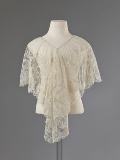 Collar, lace collar so-called berta with a pattern of flowers, leaves and small dots in the
