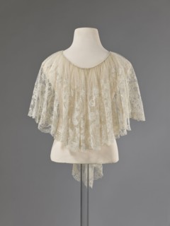 Collar, Lace collar so-called berta with a pattern of flowers, leaves and small dots in the