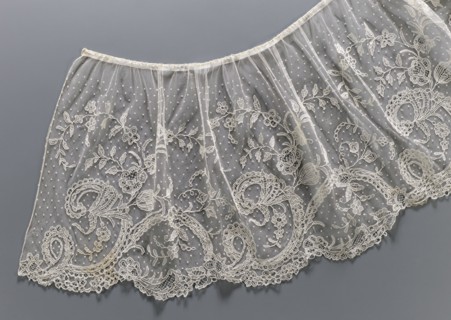 Collar, Lace collar so-called berta with a pattern of flowers, leaves and small dots in the