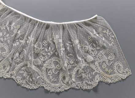 Collar; Lace collar so-called berta with a pattern of flowers, leaves and small dots in the