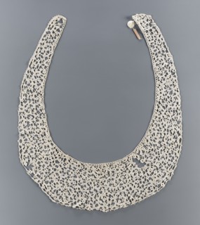 Collar, lace, ribbon pattern imitates a twig or floral sprig. Oval collar with very elongated ends.