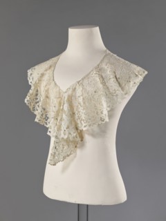 Collar, late 19th century, France. Floral ornaments; fashion; women's fashion; lace collar with