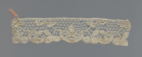 Cuff, cuffs; fashion accessory; lace. Pattern of leaves and palmettes at the lower edge. Mesh