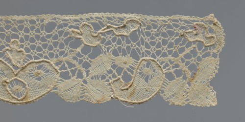 Cuff, repossession provenance; cuffs; fashion accessory; lace; pattern of leaves and palmettes at