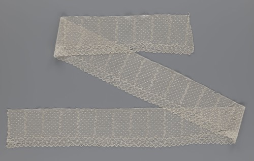 Lace fragment, a strip with a serrated edge on one side and an edge-type ornament on the serrated