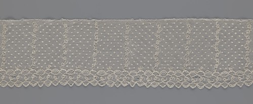 Lace fragment, strip with a serrated edge on one side and an edge-type ornament on the serrated