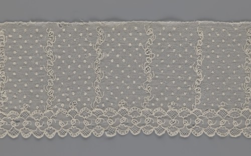 Lace fragment, A strip with a serrated edge on one side and an edge-type ornament on the serrated