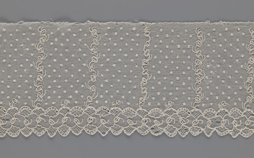 Lace fragment, strip with a serrated edge on one side and an edge-type ornament on the serrated