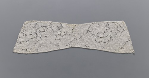 Collar, lace clothing accessory; early 18th century, Binche. Lace, width 15 cm, length 57 cm.