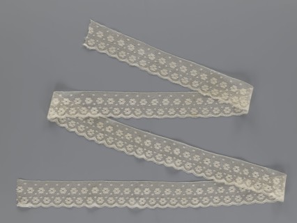 Lace fragment, tied in the form of a belt with one-sided arched serrations. Regular ornament: