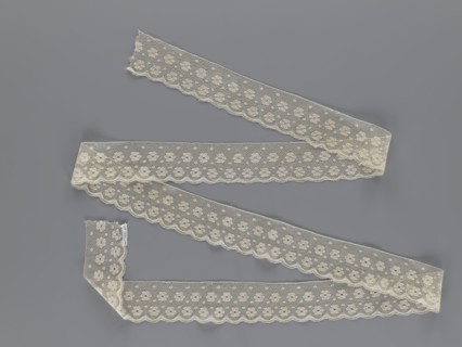 Lace fragment, tied in the form of a belt with one-sided arched serrations. Regular ornament: