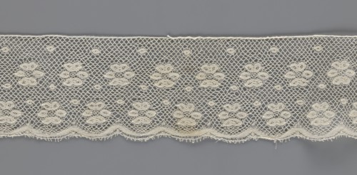 Lace fragment, tied in the form of a belt with one-sided arched serrations. Regular ornament: