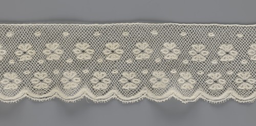 Lace fragment, tied in the form of a belt with one-sided arched serrations. Regular ornament: