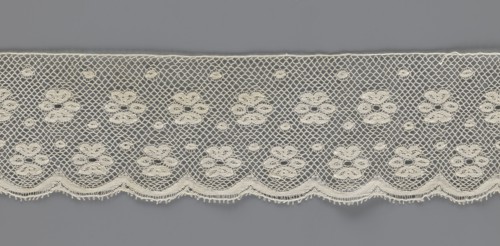 Lace fragment, tied in the form of a belt with one-sided arched serrations. Regular ornament: