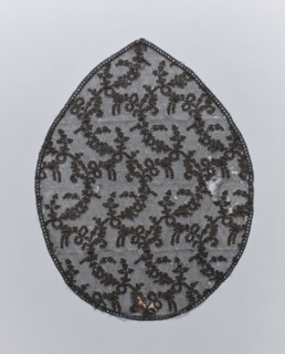 Lace, lace, plant ornaments, in the shape of an oval pointed on one side. A narrow strip of